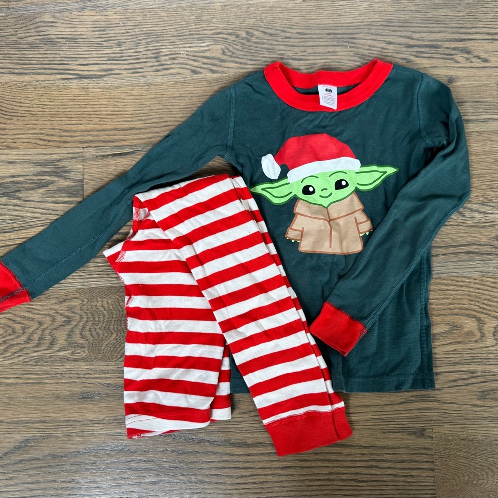 Hanna AnderssonKids Holiday Green 'Baby Yoda' Pajama Set with Red Stripes